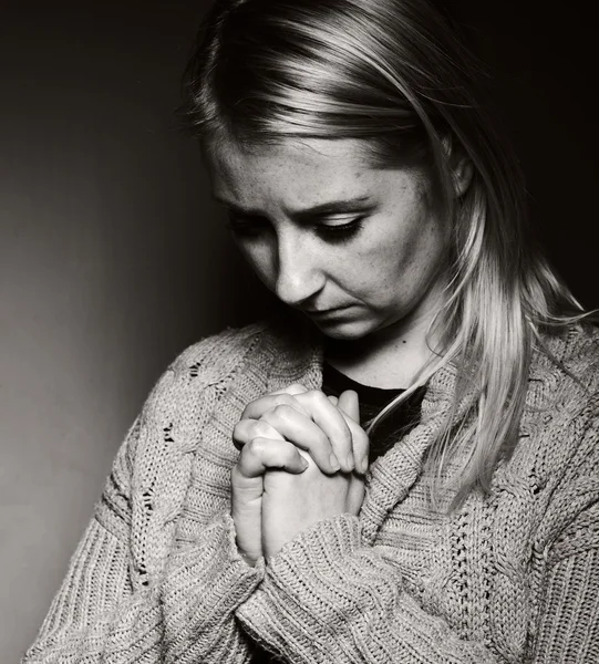 若い祈る女性. — ストック写真