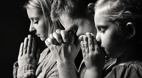 Man, vrouw en kind bidden Rechtenvrije Stockfoto's