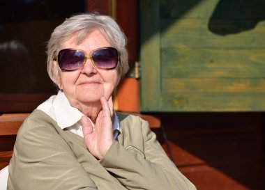 Verandada kadın kıdemli