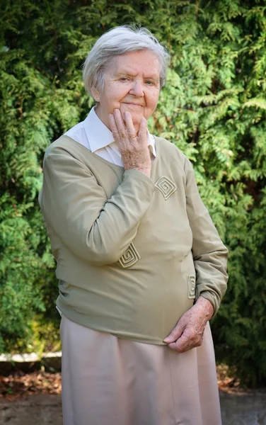 Senior šťastná žena s úsměvem v zahradě. — Stock fotografie