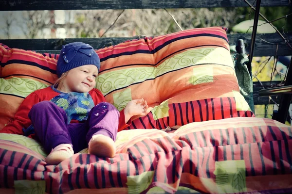 Lindo niño relajante  . — Foto de Stock