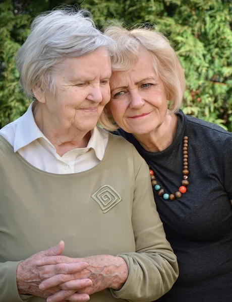 Senior och äldre kvinnor i trädgården. — Stockfoto