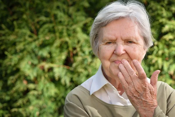Старшая счастливая женщина улыбается в саду . — стоковое фото