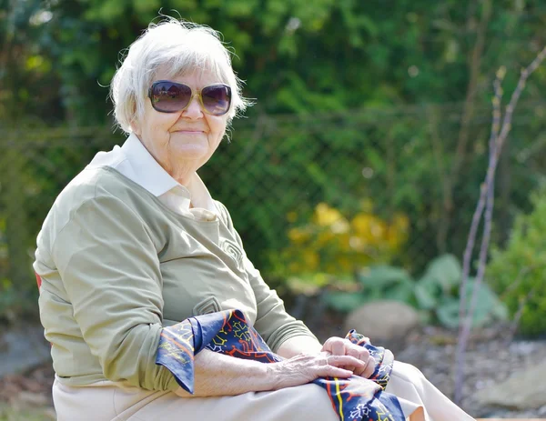 Старшая счастливая женщина улыбается в саду . — стоковое фото