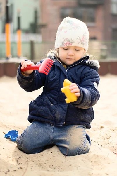 Bambina che gioca in sandbox . — Foto Stock