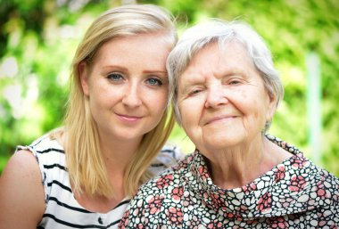 mutlu büyükanne ve torunu