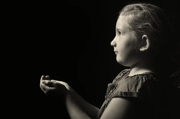 Маленькая девочка с пустыми руками спрашивает . — стоковое фото
