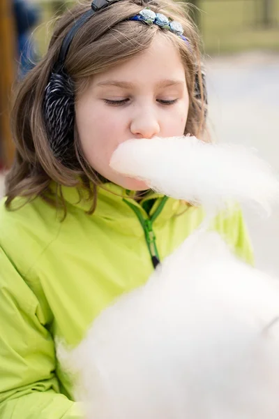 Genç kız candyfloss yeme. — Stok fotoğraf