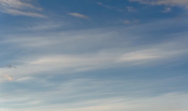 Cielo azul con nubes — Foto de Stock