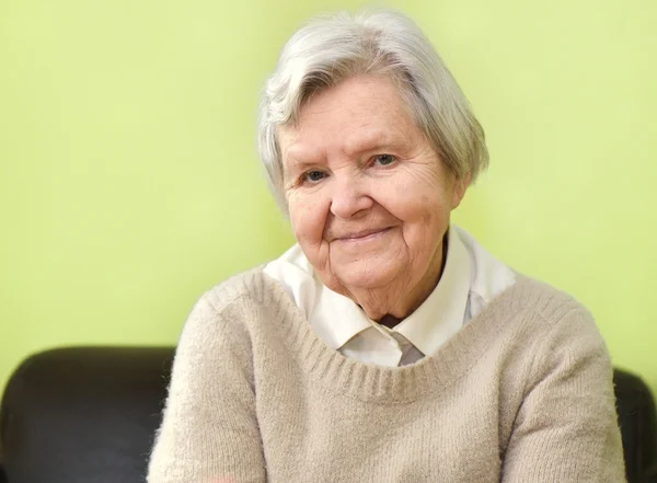 Senior glad kvinna i hennes hem — Stockfoto