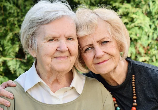 Senioren und reife Frauen im Garten. — Stockfoto