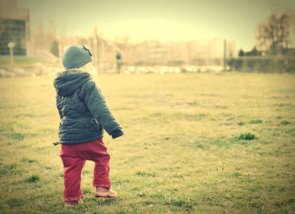 Güneş ışığında yürüyen çocuk. — Stok fotoğraf
