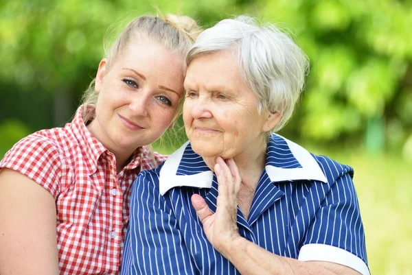 Lycklig mormor och barnbarn — Stockfoto