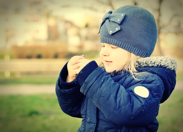 Enfant heureux à l'extérieur — Photo