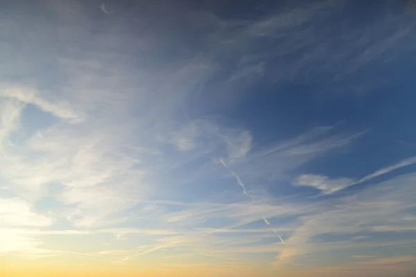 Blå himmel med moln — Stockfoto