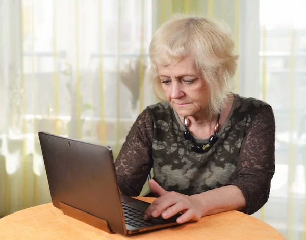 Volwassen vrouw met laptop — Stockfoto