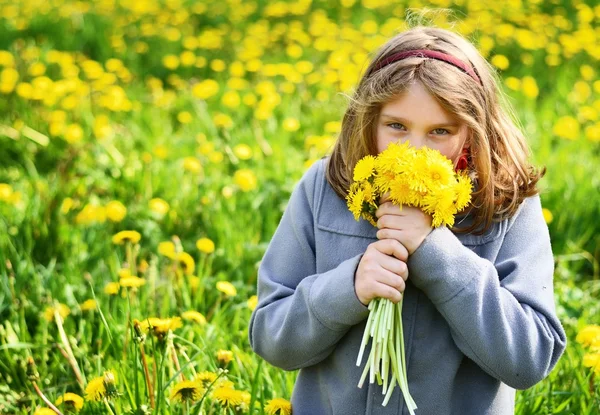 Young girl with bouquet of yellow flowers — 图库照片