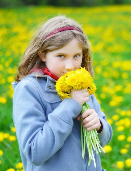 Young girl with bouquet of yellow flowers — Stok fotoğraf