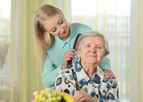 Senior vrouw met haar verzorger — Stockfoto