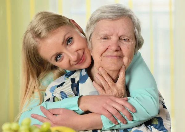 Mujer mayor con su cuidador — Foto de Stock