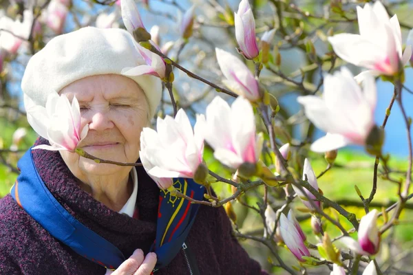 Seniorin im Garten — Stockfoto