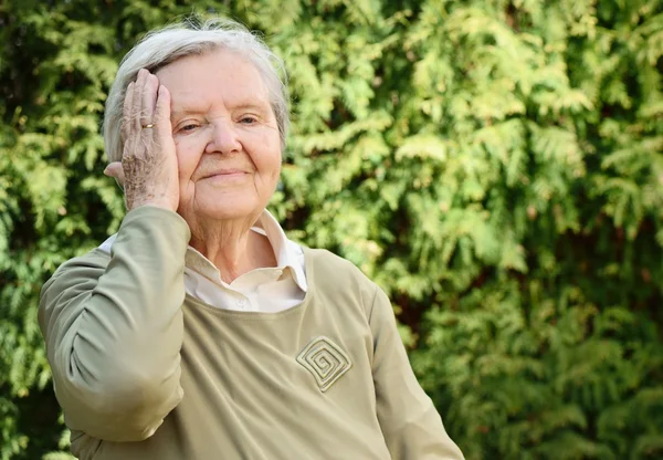 Kvinnan ler i trädgården — Stockfoto