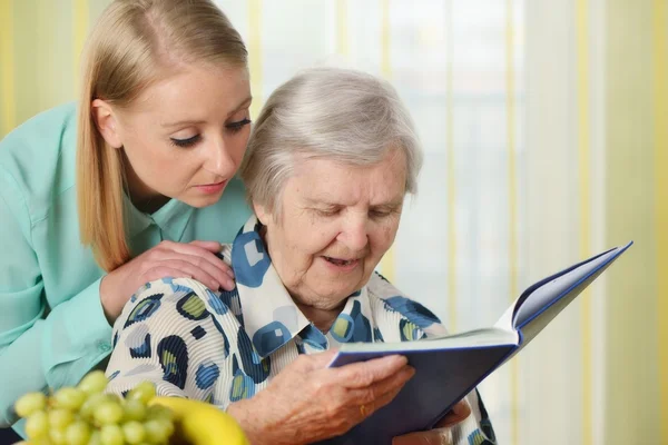 Senior vrouw met haar verzorger — Stockfoto
