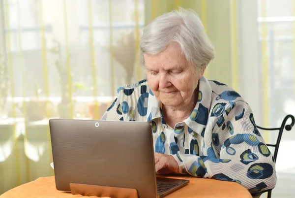 Senior woman with laptop — Stock Photo, Image