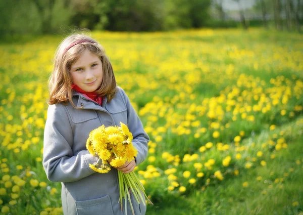 Young girl with bouquet of yellow flowers — Stok fotoğraf