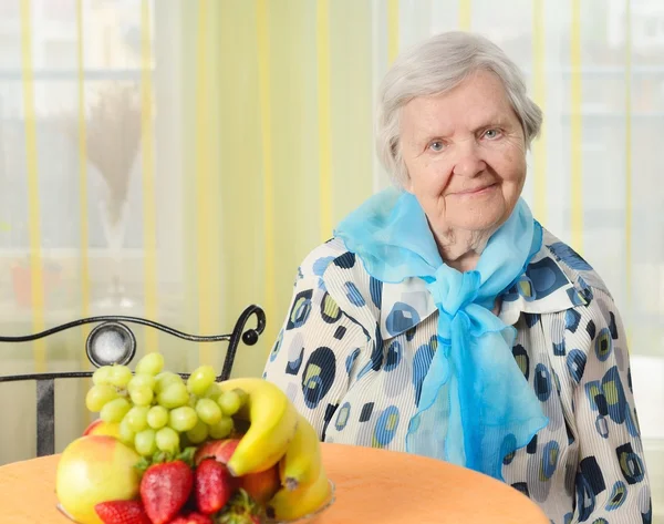 Старшая счастливая женщина в своем доме — стоковое фото