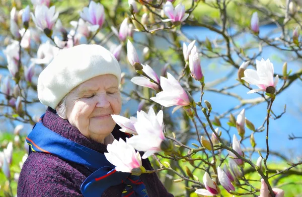 Mujer mayor en el jardín — Foto de Stock