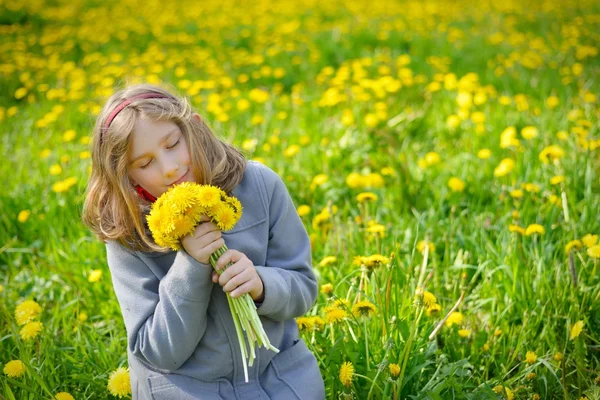 Jeune fille avec bouquet de fleurs jaunes — Photo