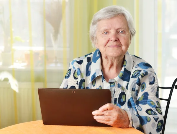 Starší žena s tabletem — Stock fotografie
