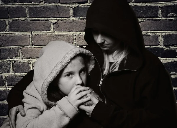 Homeless mother with her daughter — Stock Fotó