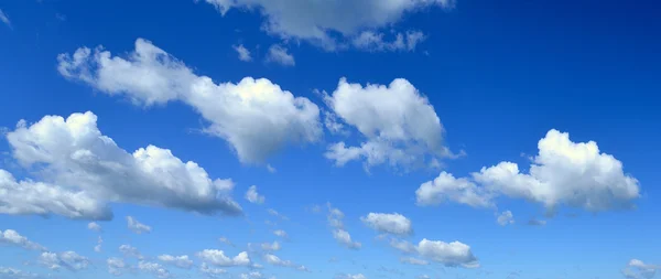 Cielo azul con nubes —  Fotos de Stock