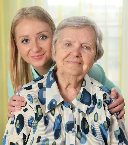 Idősebb nő a gondozójával. — Stock Fotó