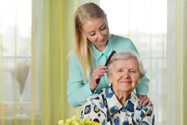 Senior kvinna med sin vårdgivare — Stockfoto