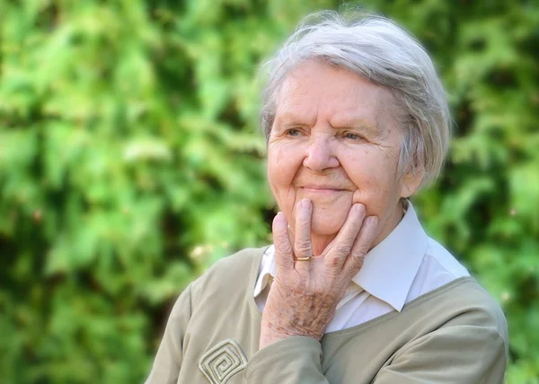 Senior vrouw in de tuin — Stockfoto