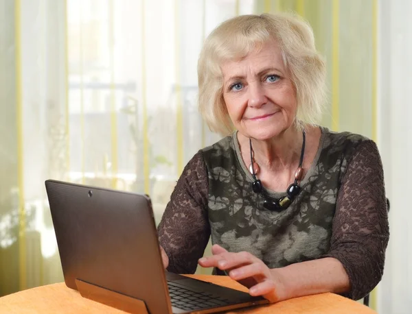 Starší žena s notebookem — Stock fotografie