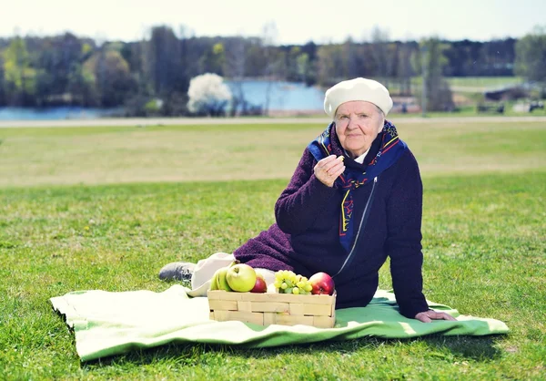 Idős nő a parkban — Stock Fotó