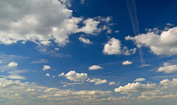 雲と青い空 — ストック写真