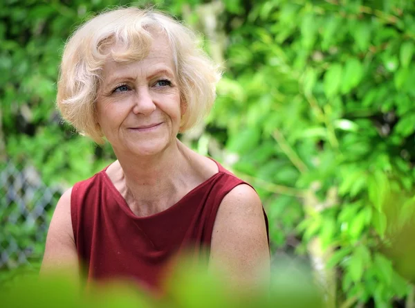 Blonde Frau im Garten lizenzfreie Stockbilder