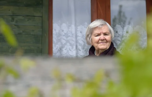 Mujer mayor soñando en el jardín —  Fotos de Stock