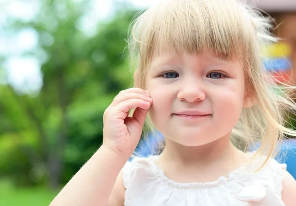 Niedliches kleines Mädchen — Stockfoto