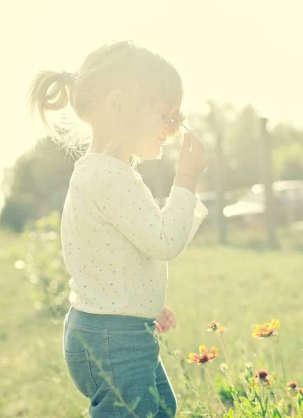 Милая маленькая девочка играет на открытом воздухе — стоковое фото