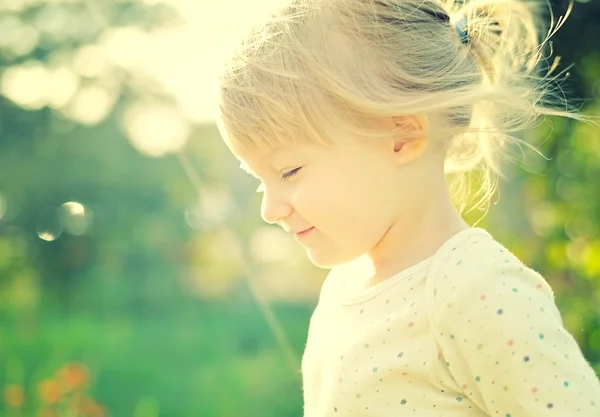 Cute little girl playing outdoors — Stock Photo, Image