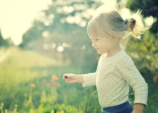 Petite fille mignonne jouant à l'extérieur — Photo