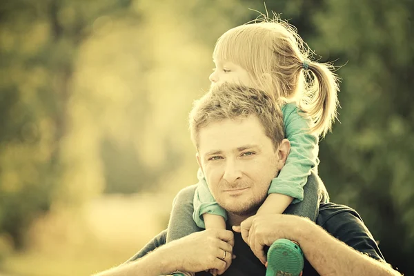 Hija sentada sobre los hombros del padre —  Fotos de Stock