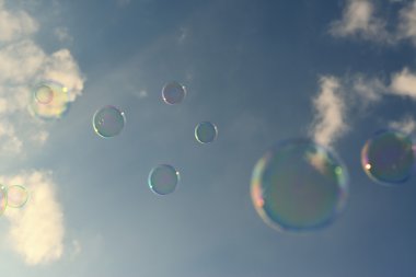 Sabun köpüğü gökyüzü arka plan üzerinde