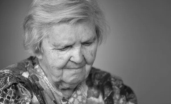 Femeia în vârstă pensivă și îngrijorată . — Fotografie, imagine de stoc